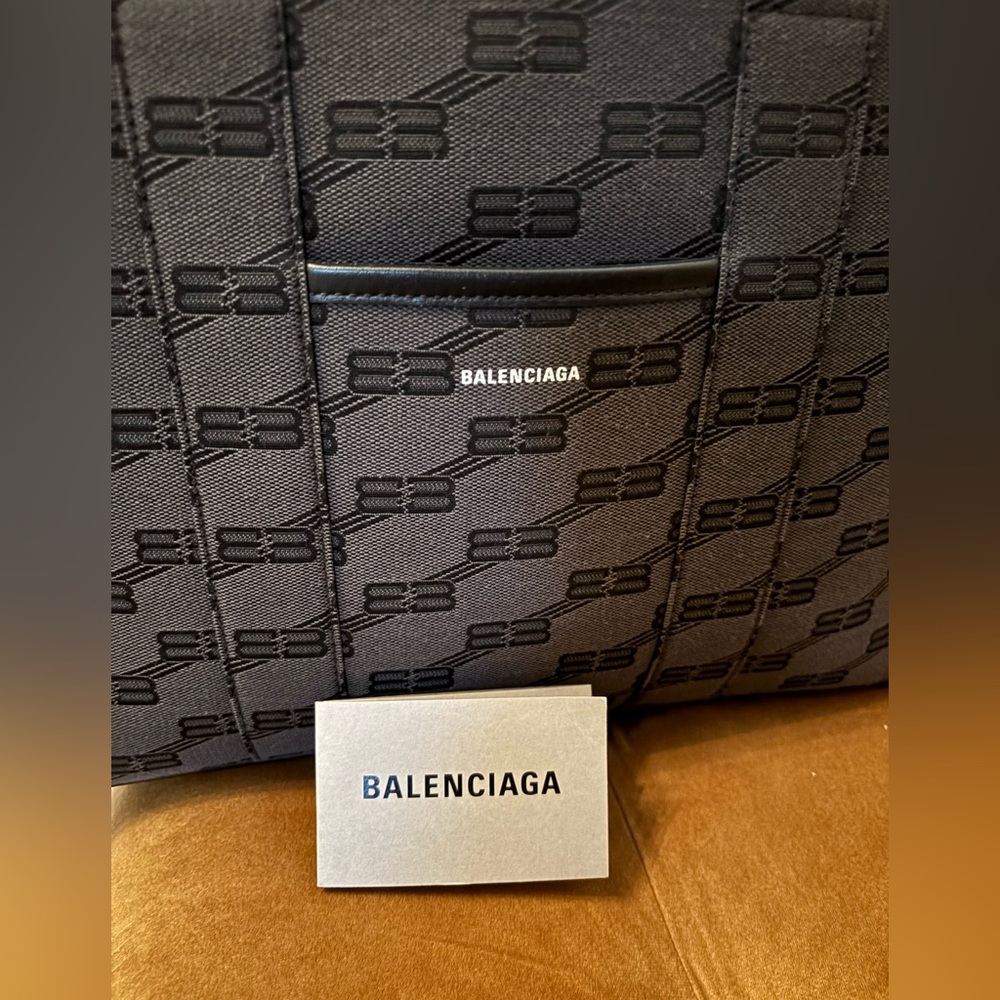 Balenciaga women’s Bag in color black.